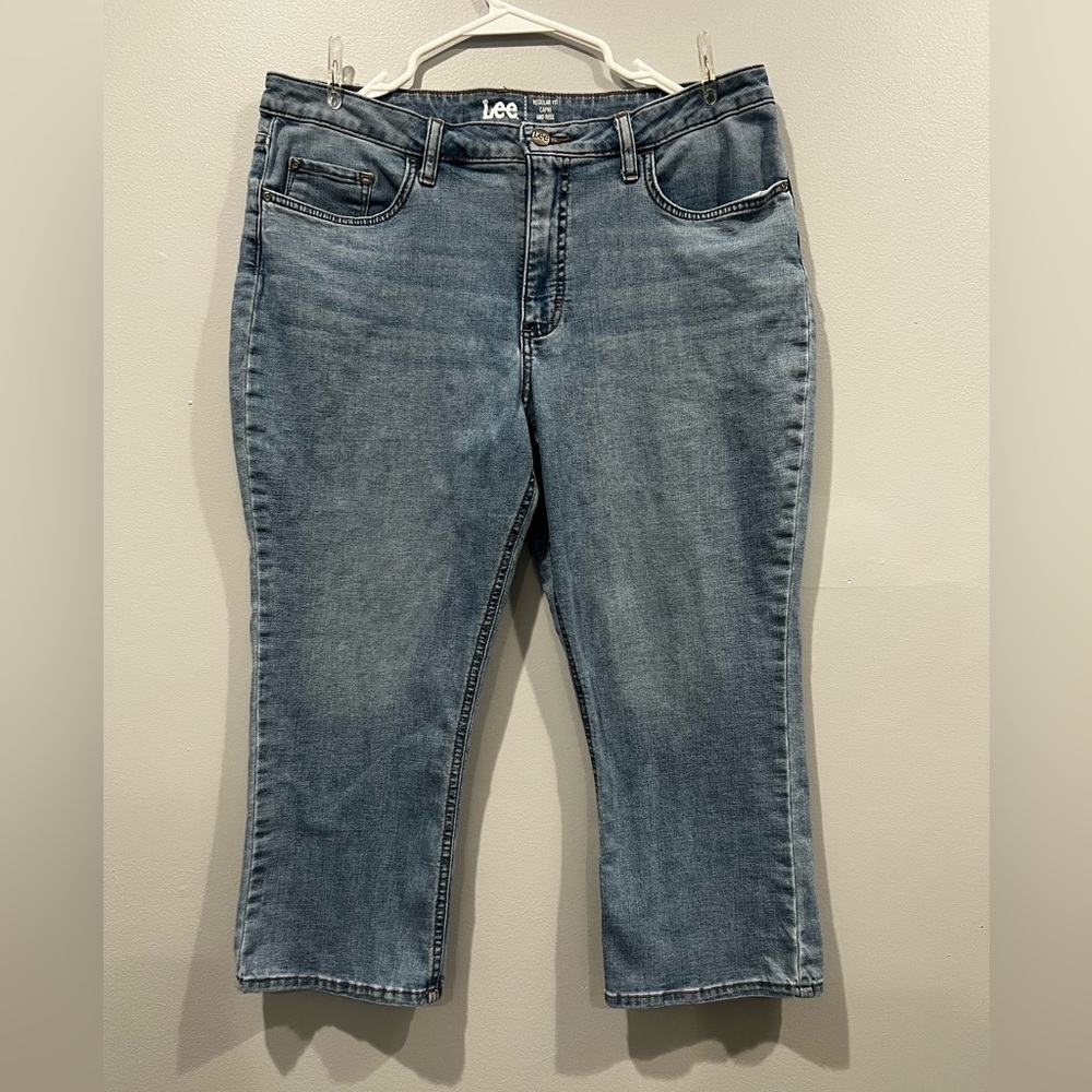 LEE women mid rise regular fit Capri blue jeans/size 16